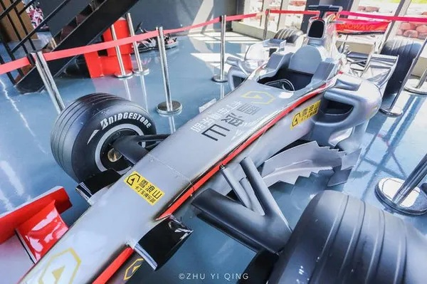 F1赛车展细节介绍从车身到赛道，全方位解读赛车文化